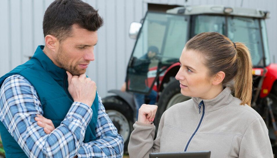 Personlighet og kjemi mellom bonde og rådgiver er viktig for hvor godt de snakker sammen. Rådgiveren må være tilpasse seg gårdens situasjon, mener forsker. (Illustrasjonsfoto: Shutterstock / NTB Scanpix)