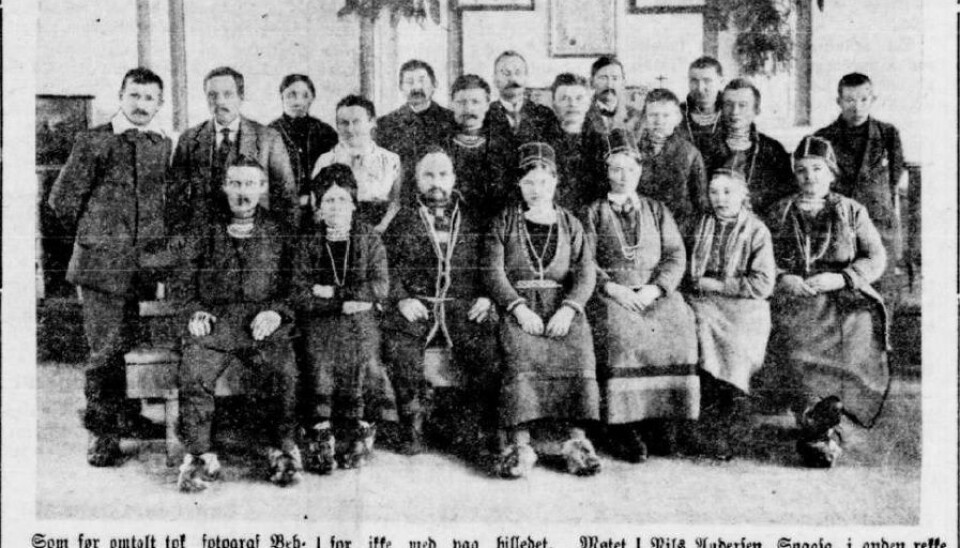 Her er et klipp fra avisa Indherred, 15. april 1919. Bildet viser noen av deltakerne på samemøtet på Steinkjer 19.–21. mars. (Foto: Arkivfoto / faksimile fra Indherred)