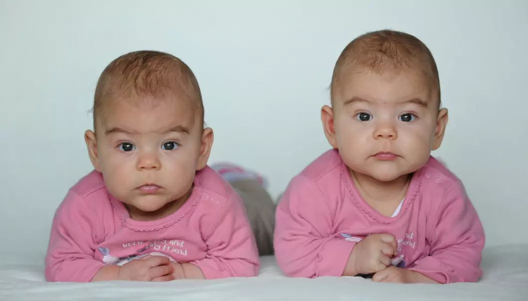 Tvillingsøstre med rosa klær. Men noen forelder oppdager at urinen i bleien også er rosa. Nå har forskere sett på om amming bør avbrytes.  (Foto: Frank May/NTB Scanpix)