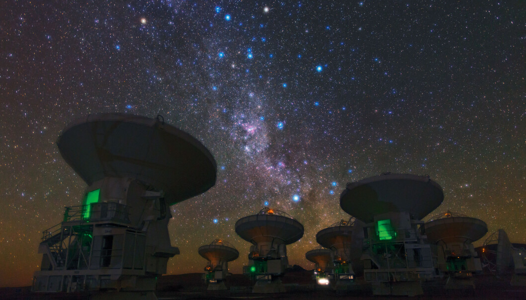Dette er ALMA i Chile, hvor Kavliprisvinner Ewine van Dishoeck har studert solsystemer i vår galakse og utviklet astrokjemi som et fagfelt i fronten av astrofysikken. Den er internasjonalt støttet og består av 66 tallerkener som kan kombineres til et teleskop med en diameter på 10 km. ALMA står for Atacama Large Milimeter/submilimeter Array. Dette er ALMA i Chile, hvor Kavliprisvinner Ewine van Dishoeck har studert solsystemer i vår galakse og utviklet astrokjemi som et fagfelt i fronten av astrofysikken. Den er internasjonalt støttet og består av 66 tallerkener som kan kombineres til et teleskop med en diameter på 10 km. ALMA står for Atacama Large Milimeter/submilimeter Array.