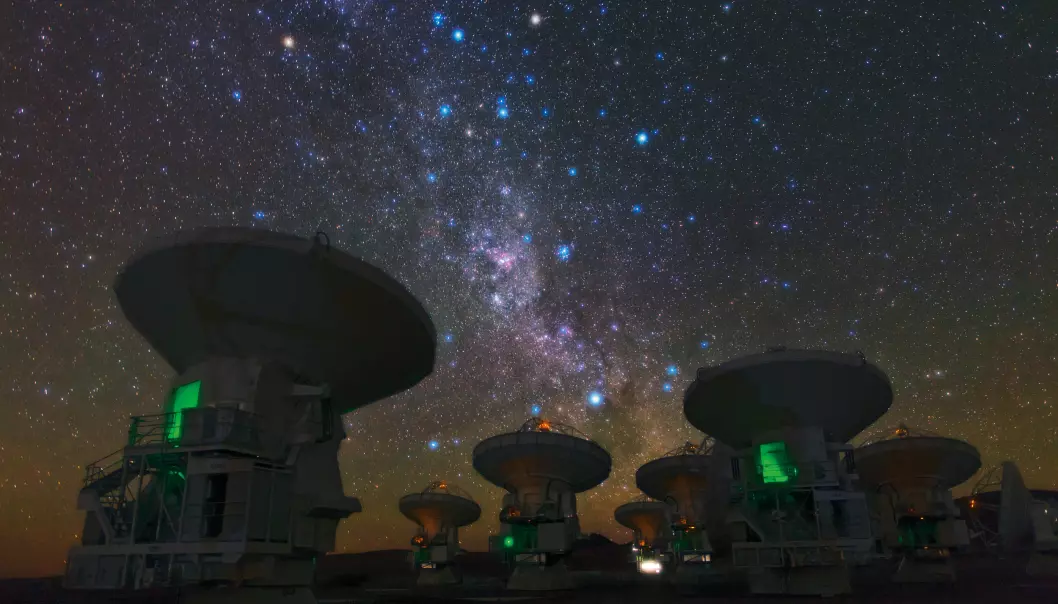 Dette er ALMA i Chile, hvor Kavliprisvinner Ewine van Dishoeck har studert solsystemer i vår galakse og utviklet astrokjemi som et fagfelt i fronten av astrofysikken. Den er internasjonalt støttet og består av 66 tallerkener som kan kombineres til et teleskop med en diameter på 10 km. ALMA står for Atacama Large Milimeter/submilimeter Array.