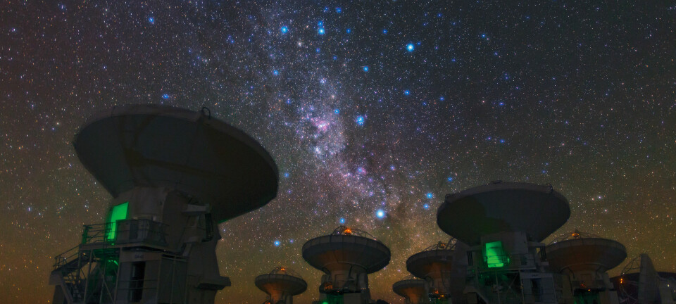 Dette er ALMA i Chile, hvor Kavliprisvinner Ewine van Dishoeck har studert solsystemer i vår galakse og utviklet astrokjemi som et fagfelt i fronten av astrofysikken. Den er internasjonalt støttet og består av 66 tallerkener som kan kombineres til et teleskop med en diameter på 10 km. ALMA står for Atacama Large Milimeter/submilimeter Array.