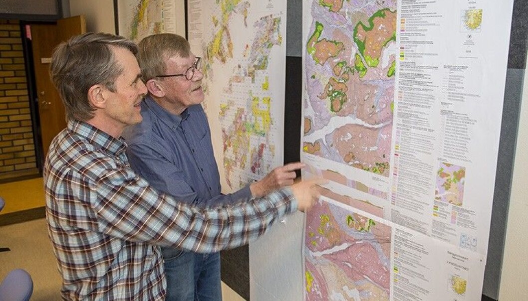 Norges geologiske undersøkelse (NGU) publiserer nå seks nye kartblad over Rogaland i serien Berggrunnskart 1:50 000. Her står avdelingsdirektør Øystein Nordgulen sammen med forsker Mogens Marker. (Foto: Filip Gundersen) Norges geologiske undersøkelse (NGU) publiserer nå seks nye kartblad over Rogaland i serien Berggrunnskart 1:50 000. Her står avdelingsdirektør Øystein Nordgulen sammen med forsker Mogens Marker. (Foto: Filip Gundersen)