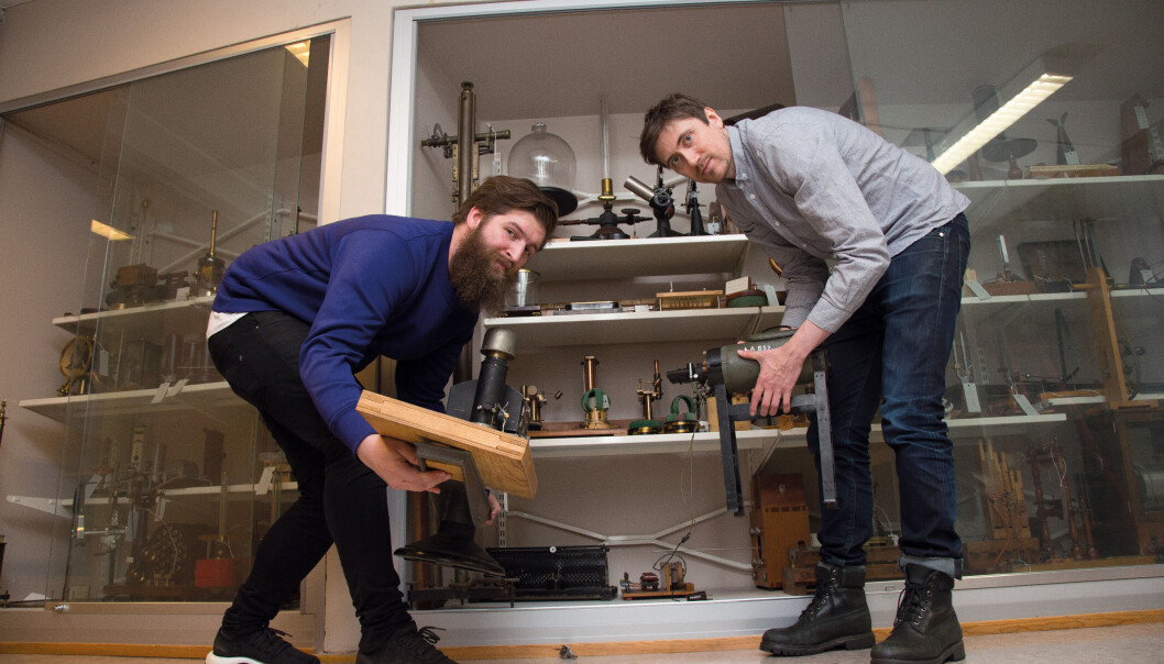 Helge Brekke (t.v.) og Thorleif Aas Kristiansen har ansvaret for fysikkinstrumentutstillingen. (Foto: Yngve Vogt) Helge Brekke (t.v.) og Thorleif Aas Kristiansen har ansvaret for fysikkinstrumentutstillingen. (Foto: Yngve Vogt)