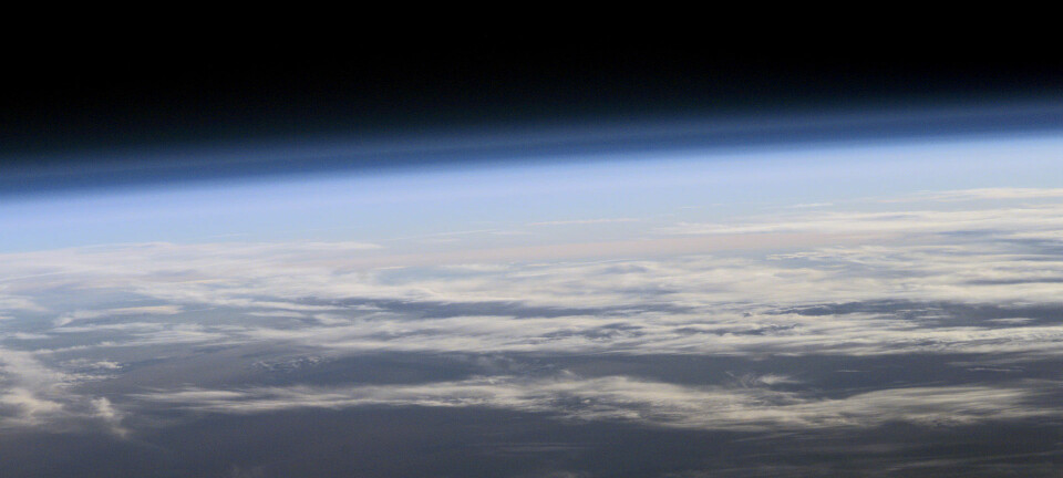 Ozonlaget ligger mellom 20-30 kilometer over jorden i den nedre delen av stratosfæren. Bildet viser atmosfæren sett fra verdensrommet. (Bilde: NASA)
