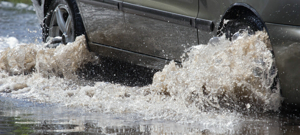 Seks av ti norske kommuner rapporterer at avløpssystemene ikke har kapasitet til å ta unna vannet ved kraftige regnskyll, ifølge utredningen «Overvann i byer og tettsteder» fra 2015. Det fører til oversvømmelser på bakkeplan. (Foto: Shutterstock / NTB Scanpix)