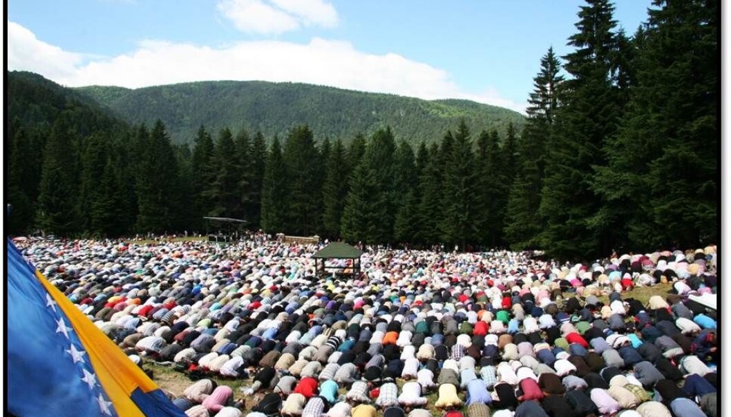 Pilegrimsmålet Ajvatovica i Bosnia ble stengt i 1947 under det Jugoslaviske komunistregimet. I 1990 ble tradisjonene knyttet til stedet tatt opp igjen, og stedet huser nå den største muslimske religiøse og kulturelle festivalen i Europa. Bildet viser pilegrimmer på stedet i bønn. (Foto: Sara Kuehn) Pilegrimsmålet Ajvatovica i Bosnia ble stengt i 1947 under det Jugoslaviske komunistregimet. I 1990 ble tradisjonene knyttet til stedet tatt opp igjen, og stedet huser nå den største muslimske religiøse og kulturelle festivalen i Europa. Bildet viser pilegrimmer på stedet i bønn. (Foto: Sara Kuehn)