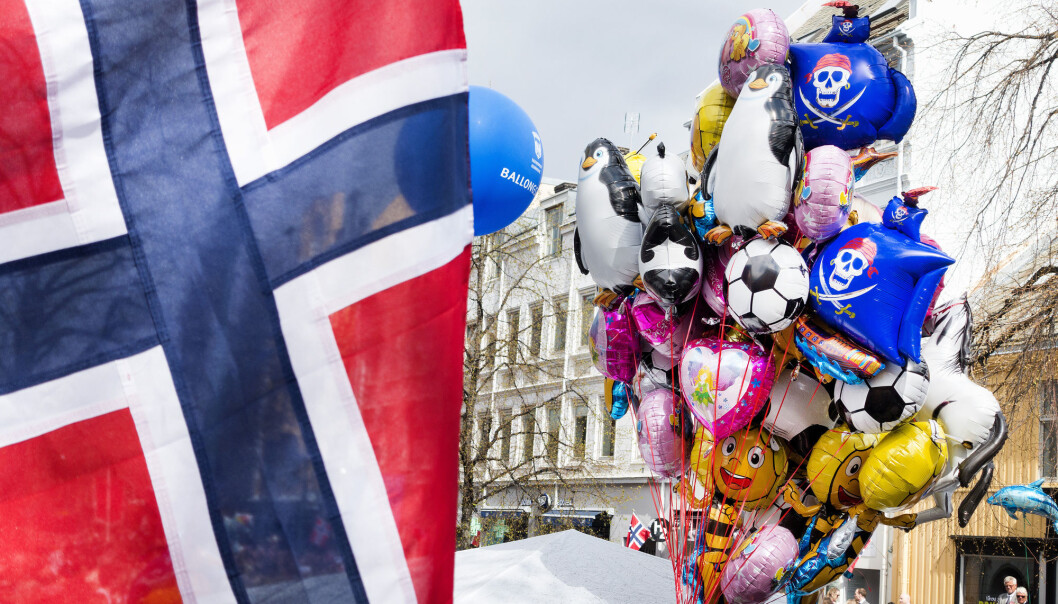 Heliumballonger under barnetoget i Trondheim 17. mai i fjor. I år har flere kommuner lagt ned forbud mot å selge ballonger fylt med grunnstoff nummer 2. (Foto: Gorm Kallestad, NTB scanpix) Heliumballonger under barnetoget i Trondheim 17. mai i fjor. I år har flere kommuner lagt ned forbud mot å selge ballonger fylt med grunnstoff nummer 2. (Foto: Gorm Kallestad, NTB scanpix)