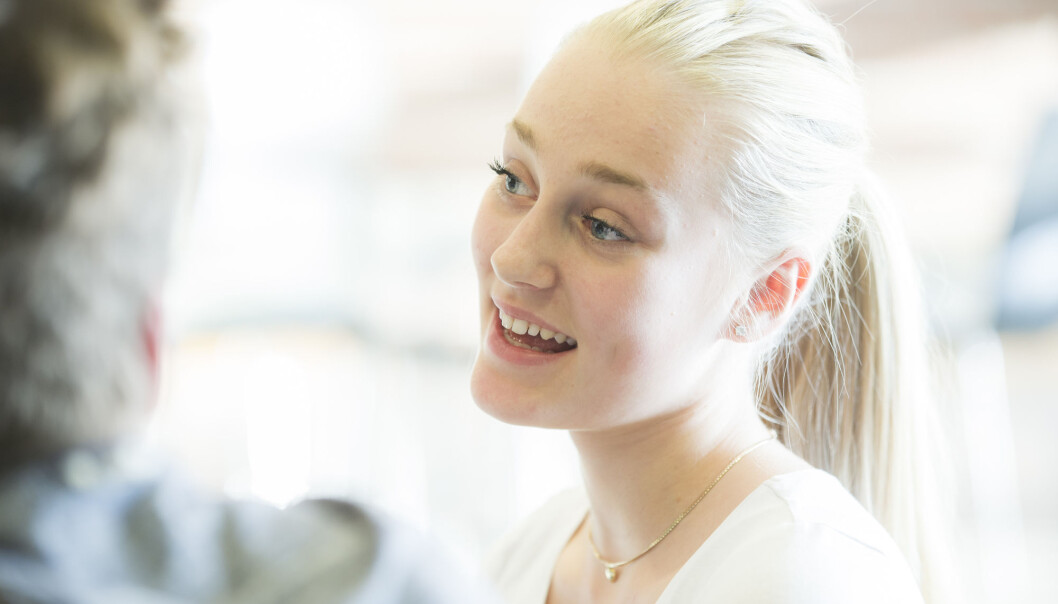 Når vi snakker sammen, varierer tempoet. Men det er ikke tilfeldig når vi sakker ned, ifølge en ny studie. (Foto: Berit Roald/NTB scanpix) Når vi snakker sammen, varierer tempoet. Men det er ikke tilfeldig når vi sakker ned, ifølge en ny studie. (Foto: Berit Roald/NTB scanpix)