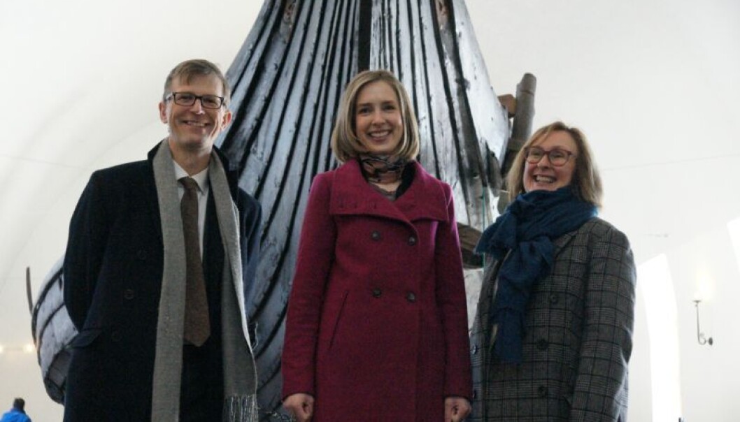 Regjeringa og minister for forsking og høgare utdanning, Iselin Nybø føreslår ikkje pengar til sikringsprosjektet ved det planlagde Vikingtidsmuseet på Bygdøy. Her er ho flankert av prorektor Gro Bjørnerud Mo og museumsdirektør Håkon Glørstad. (Foto: Alv Reidar Dale) Regjeringa og minister for forsking og høgare utdanning, Iselin Nybø føreslår ikkje pengar til sikringsprosjektet ved det planlagde Vikingtidsmuseet på Bygdøy. Her er ho flankert av prorektor Gro Bjørnerud Mo og museumsdirektør Håkon Glørstad. (Foto: Alv Reidar Dale)