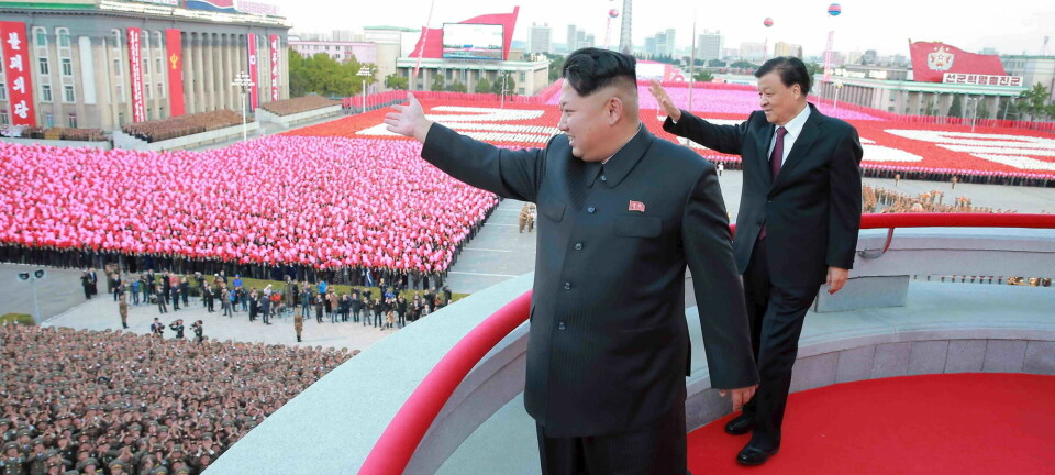 Nord-Koreas leder Kim Jong Un deltar på en militærparade i Pyongyang i 2015. (Bilde: Reuters/Kcna/NTB Scanpix)