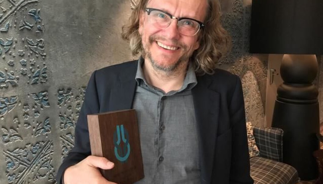 Terje Olsen med SOR-prisen i hendene. (Foto: Signo) Terje Olsen med SOR-prisen i hendene. (Foto: Signo)