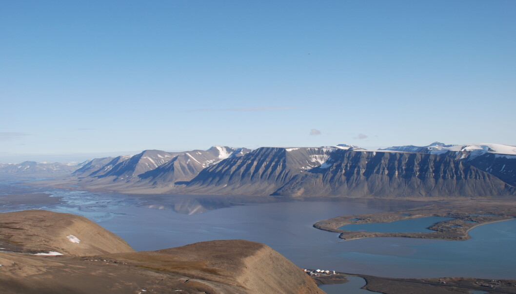 For 600 år siden rykket Paulabreen voldsomt fram gjennom Rindersbukta og stengte av indre deler av Van Mijenfjorden. Deretter trakk den seg mest sannsynlig tilbake bare etter et par år, viser nye undersøkelser. (Foto: Astrid Lyså / NGU) For 600 år siden rykket Paulabreen voldsomt fram gjennom Rindersbukta og stengte av indre deler av Van Mijenfjorden. Deretter trakk den seg mest sannsynlig tilbake bare etter et par år, viser nye undersøkelser. (Foto: Astrid Lyså / NGU)
