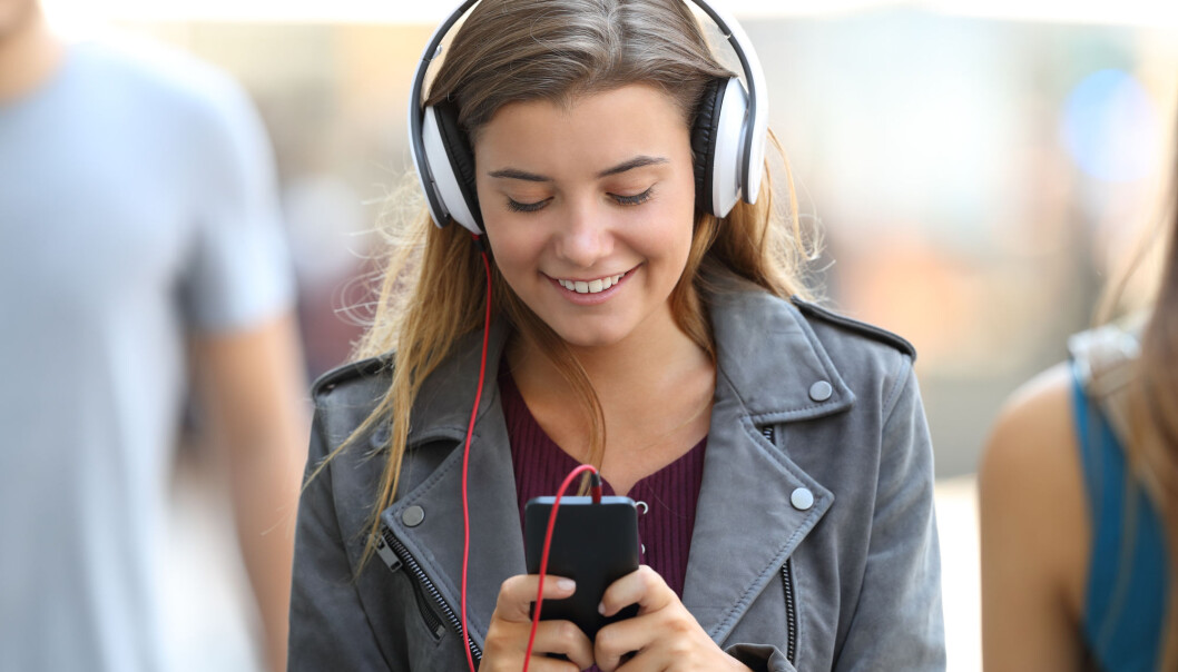 Tar du mot til deg og ber om å få lytte til musikken som tenåringen liker, kan det styrke deres fremtidige forhold dere i mellom. Foto: Shutterstock) Tar du mot til deg og ber om å få lytte til musikken som tenåringen liker, kan det styrke deres fremtidige forhold dere i mellom. Foto: Shutterstock)