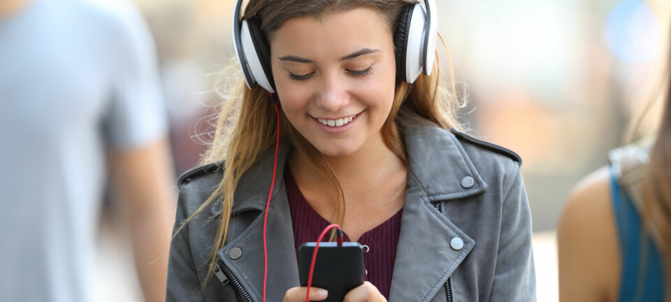Tar du mot til deg og ber om å få lytte til musikken som tenåringen liker, kan det styrke deres fremtidige forhold dere i mellom.  Foto: Shutterstock)