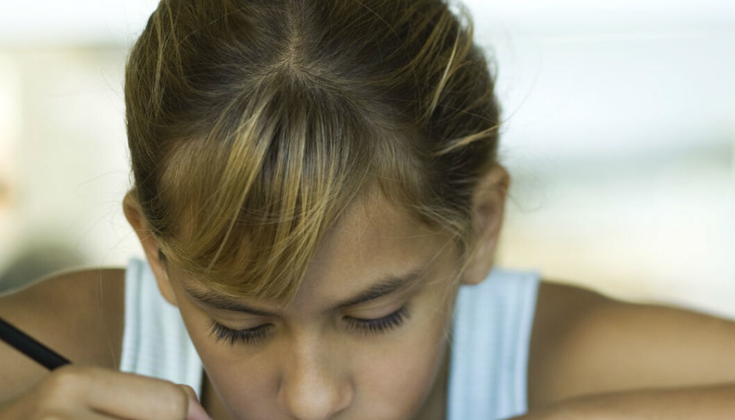 Overgangen fra barneskole til ungdomsskole kan være tøff for mange. Forskere skal følge barn i denne overgangen for å se hva som påvirker trivselen, utviklingen og læringen deres. (Illustrasjonsfoto: Colourbox) Overgangen fra barneskole til ungdomsskole kan være tøff for mange. Forskere skal følge barn i denne overgangen for å se hva som påvirker trivselen, utviklingen og læringen deres. (Illustrasjonsfoto: Colourbox)
