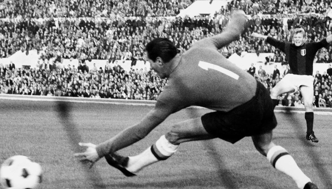 Italias fascistiske diktator Mussolini brukte fotball til å binde folk til seg. Han oppførte mange store fotballstadioner – her Romas Stadio Olimpico. (Foto: LaPresse / Public domain via Wikimedia Commons) Italias fascistiske diktator Mussolini brukte fotball til å binde folk til seg. Han oppførte mange store fotballstadioner – her Romas Stadio Olimpico. (Foto: LaPresse / Public domain via Wikimedia Commons)