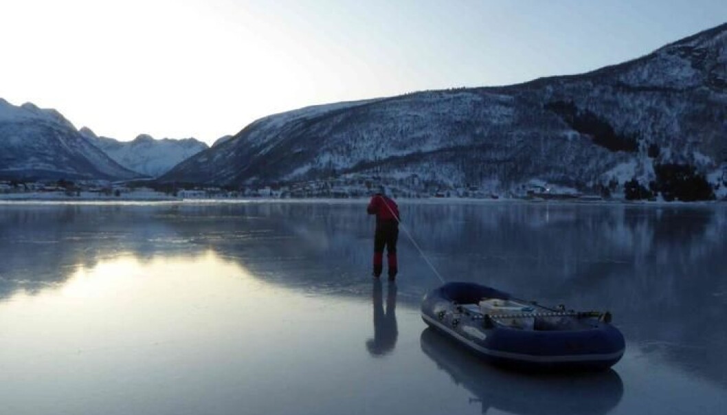 Chris Petrich drar gummibåten ut til bøya i Beisfjord for å laste ned målinger fra sonden samt samle isprøver. (Foto: Megan O'Sadnick) Chris Petrich drar gummibåten ut til bøya i Beisfjord for å laste ned målinger fra sonden samt samle isprøver. (Foto: Megan O'Sadnick)