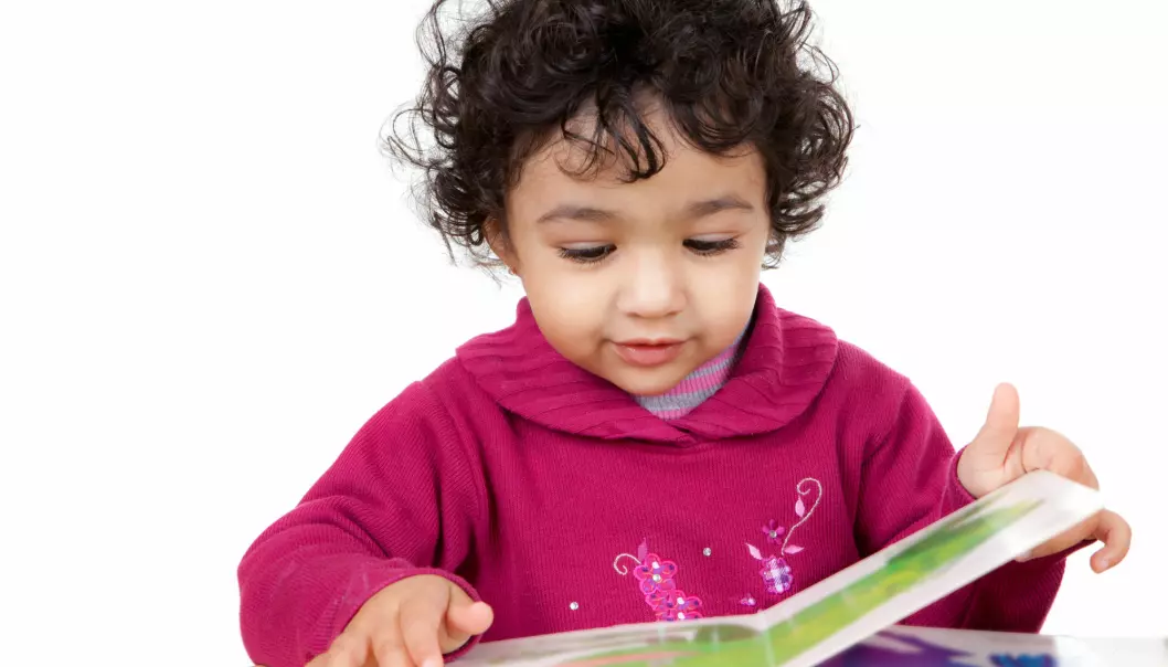 Forskere har funnet at antall bøker hjemme og tidlig introduksjon av norsk har positiv påvirkning på språkutviklingen hos minoritetsspråklige barnehagebarn med urdu eller punjabi som morsmål.  (Illustrasjonsfoto: Shutterstock / NTB Scanpix)