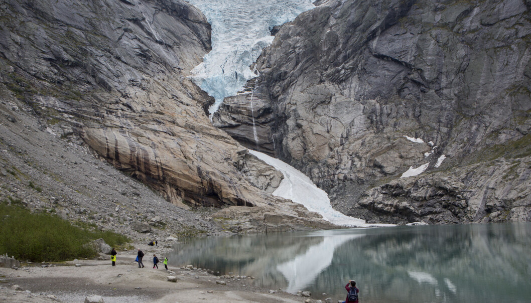 Briksdalsbreen er et populært turistmål på vestlandet, men har trukket seg kraftig tilbake etter en midlertidig fremgang på 90-tallet. Den er nå kun synlig som en liten stripe. (Foto: Paul Kleiven / NTB scanpix) Briksdalsbreen er et populært turistmål på vestlandet, men har trukket seg kraftig tilbake etter en midlertidig fremgang på 90-tallet. Den er nå kun synlig som en liten stripe. (Foto: Paul Kleiven / NTB scanpix)