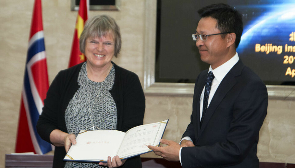 En glad Åsta Birkeland som akkurat har mottatt æresprofessorat fra samarbeidspartner Beijing Institute of Education. (Foto: Elin Hovda Hageberg)
