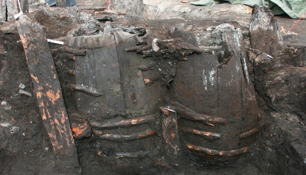 Tønner med innhold fra en gammel latrine. Tønnene ble gjerne gravd ned i jorda. (Foto: Søe mfl 2018) Tønner med innhold fra en gammel latrine. Tønnene ble gjerne gravd ned i jorda. (Foto: Søe mfl 2018)