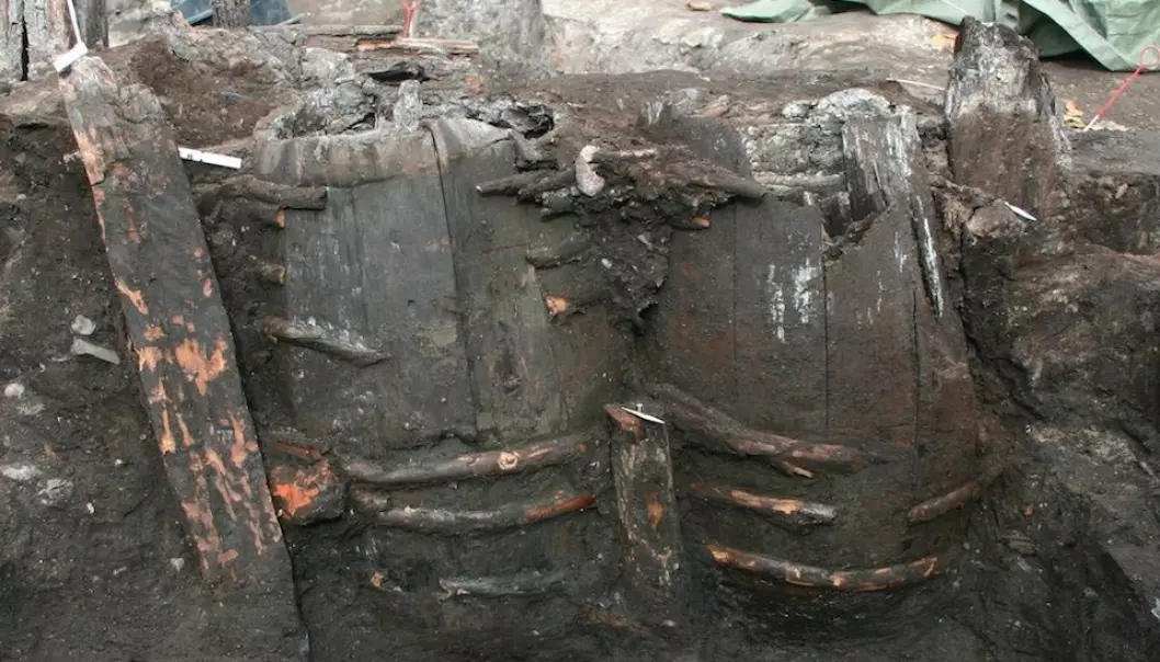 Tønner med innhold fra en gammel latrine. Tønnene ble gjerne gravd ned i jorda. (Foto: Søe mfl 2018)