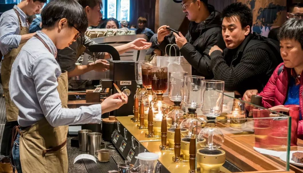 Her skulle forskerne vært! Fra åpningen av verdens største Starbucks-kafé i Shanghai i desember i fjor. (Foto: AFP/NTB scanpix)