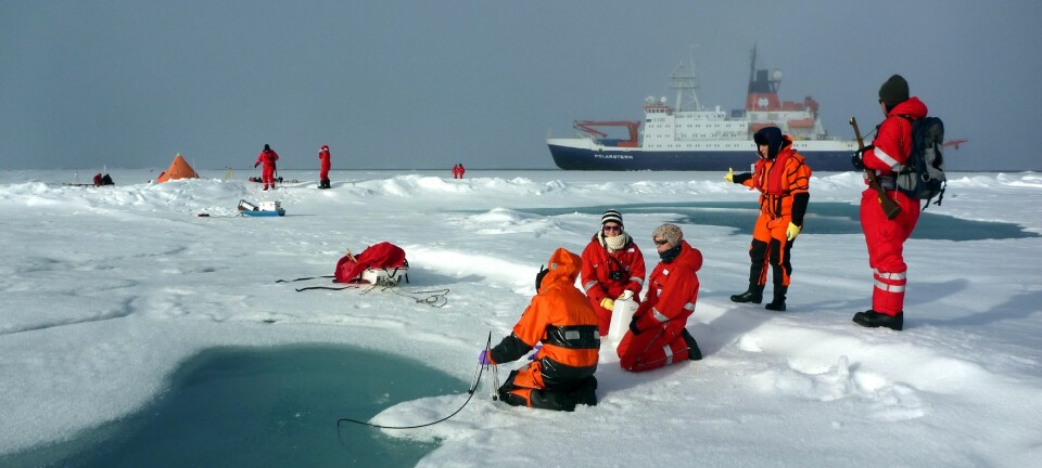 De tyske forskerne tar isprøver i Arktis.  (Foto: Alfred Wegener Institute/ M.Fernandez)