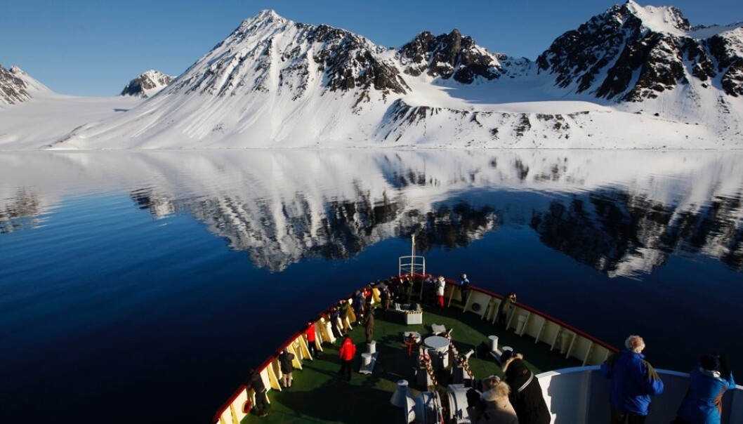 Flere og flere turister vil oppleve denne vakre naturen rundt Svalbard. På slike dager er det ren idyll. Men selv en liten krise på et av cruiseskipene kan bli stor så langt nord. Det vil skape store problemer for beredskapsapparatet på grunn av avstand og dårlig infrastruktur, mener forsker. Denne uka åpner et simulatorsenter ved Nord universitet som skal forberede oss bedre på det som ikke må skje. (Foto: Håkon Mosvold Larsen / Scanpix) Flere og flere turister vil oppleve denne vakre naturen rundt Svalbard. På slike dager er det ren idyll. Men selv en liten krise på et av cruiseskipene kan bli stor så langt nord. Det vil skape store problemer for beredskapsapparatet på grunn av avstand og dårlig infrastruktur, mener forsker. Denne uka åpner et simulatorsenter ved Nord universitet som skal forberede oss bedre på det som ikke må skje. (Foto: Håkon Mosvold Larsen / Scanpix)