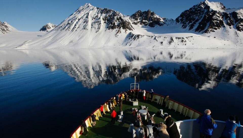 Flere og flere turister vil oppleve denne vakre naturen rundt Svalbard. På slike dager er det ren idyll. Men selv en liten krise på et av cruiseskipene kan bli stor så langt nord. Det vil skape store problemer for beredskapsapparatet på grunn av avstand og dårlig infrastruktur, mener forsker. Denne uka åpner et simulatorsenter ved Nord universitet som skal forberede oss bedre på det som ikke må skje. (Foto: Håkon Mosvold Larsen / Scanpix)
