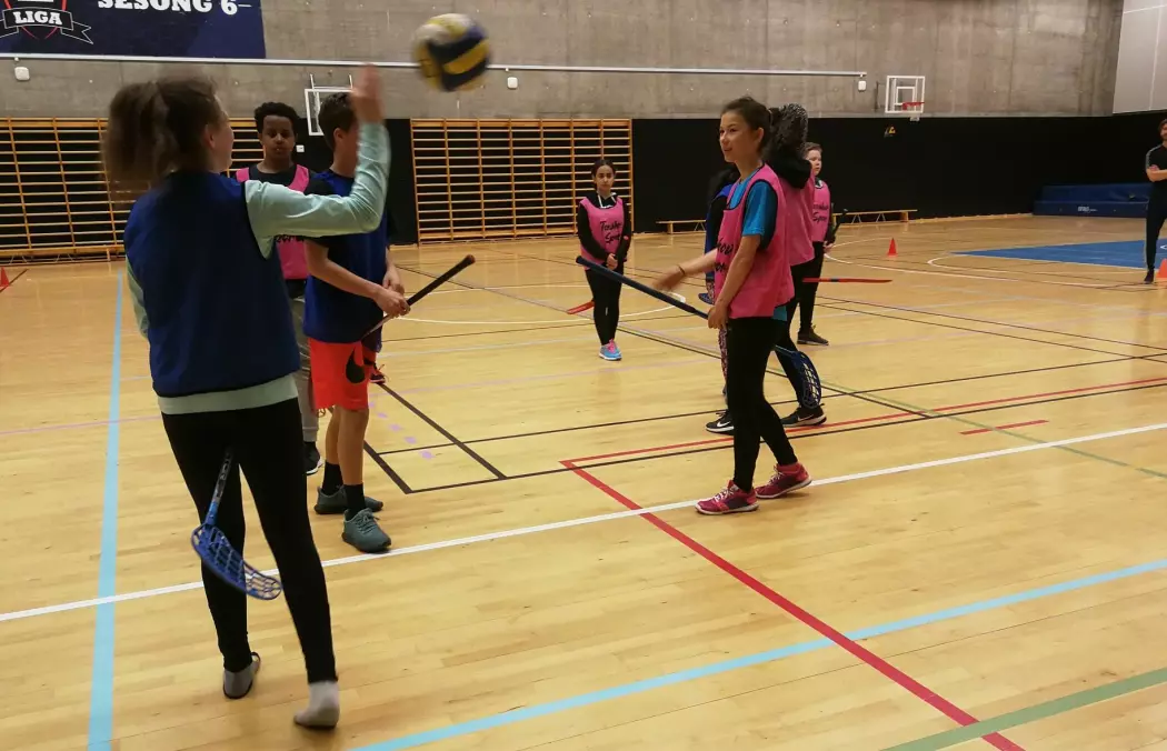 Elevene på 8. trinn på Fyrstikkalleen skole i Oslo har ikke deltatt i det nye forskningsprosjektet, men snakker gjerne om gym. De opplever ikke noe sterkt press på å være veldig flink i idrett. (Foto: Marianne Nordahl)
