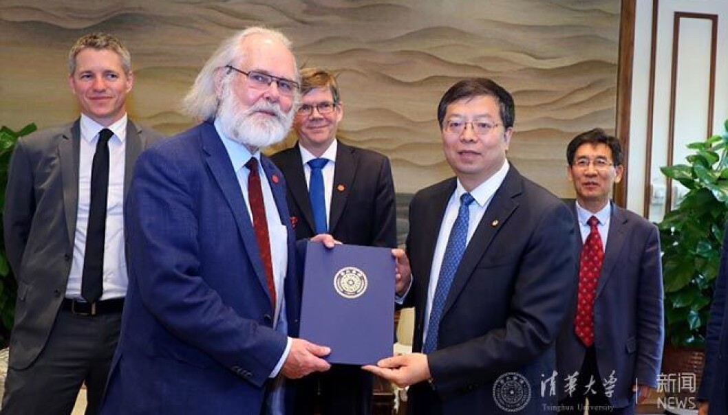 Nils Chr. Stenseth mottar beviset på sitt æresdoktorat av Qui Yong. (Foto: Tsinghua-universitetet) Nils Chr. Stenseth mottar beviset på sitt æresdoktorat av Qui Yong. (Foto: Tsinghua-universitetet)