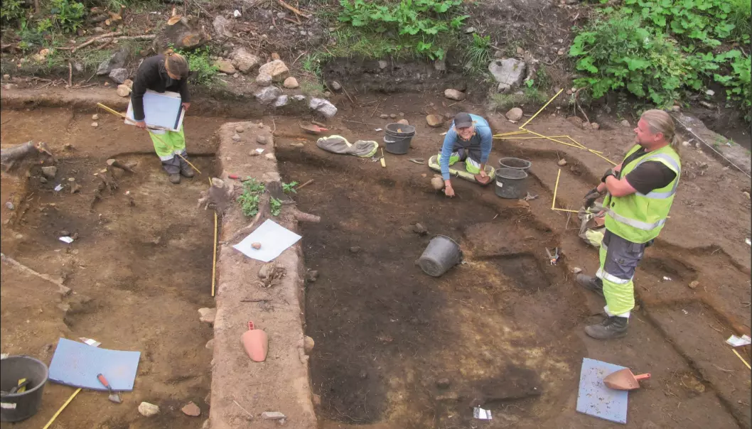 Utgraving av en steinalderboplass hvor det var en hyttestruktur, og den er datert til å stamme fra rundt 7500 f.Kr. (Foto. Kulturhistorisk museum)