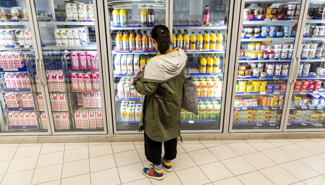 Hvilken farge melkekartongene har, er ikke tilfeldig. Grønnfarget emballasje beskytter H-melken mest, mens gul er best for skummet melk. (Foto: Tore Meek / NTB scanpix) Hvilken farge melkekartongene har, er ikke tilfeldig. Grønnfarget emballasje beskytter H-melken mest, mens gul er best for skummet melk. (Foto: Tore Meek / NTB scanpix)