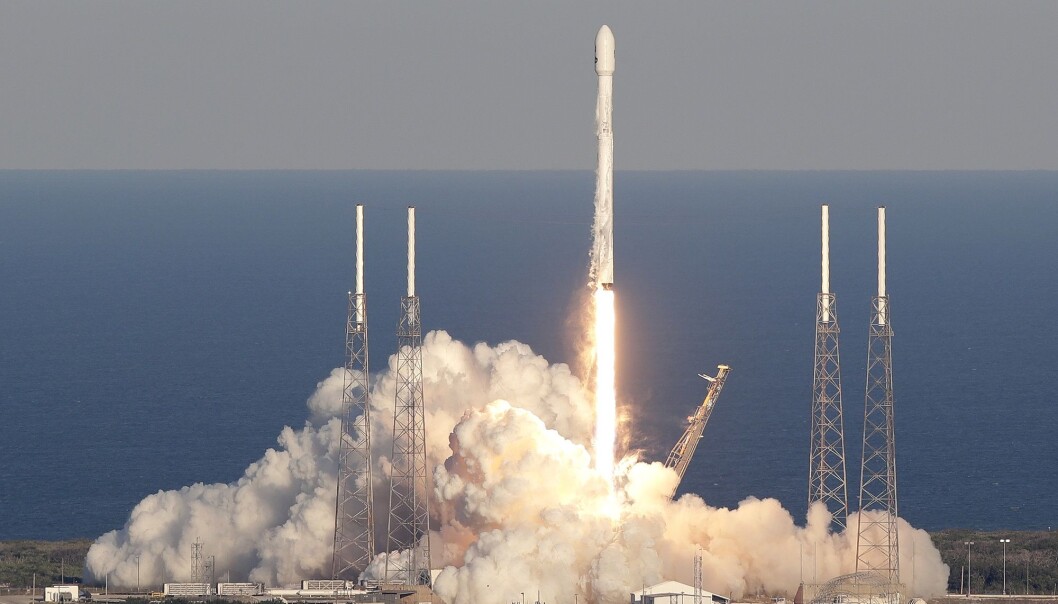 Like før klokken 1 natt til torsdag ble raketten skutt opp fra Kennedy Space Center i Florida. Satellitten TESS (Transiting Exoplanet Survey Satelite) sitter på en Falcon 9-rakett fra selskapet SpaceX. (Foto: John Raoux, AP, NTB scanpix) Like før klokken 1 natt til torsdag ble raketten skutt opp fra Kennedy Space Center i Florida. Satellitten TESS (Transiting Exoplanet Survey Satelite) sitter på en Falcon 9-rakett fra selskapet SpaceX. (Foto: John Raoux, AP, NTB scanpix)