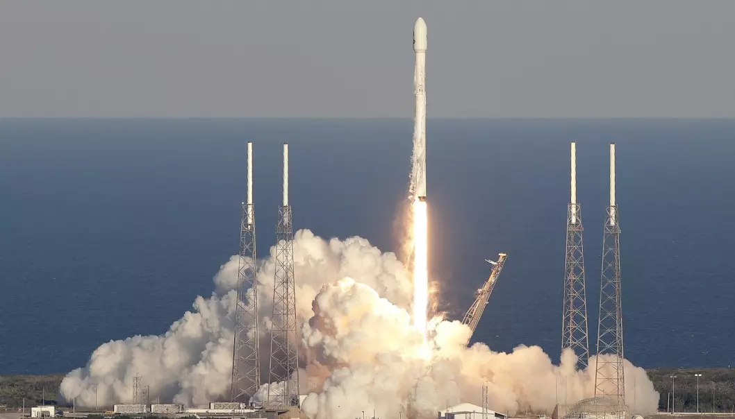 Like før klokken 1 natt til torsdag ble raketten skutt opp fra Kennedy Space Center i Florida. Satellitten TESS (Transiting Exoplanet Survey Satelite) sitter på en Falcon 9-rakett fra selskapet SpaceX. (Foto: John Raoux, AP, NTB scanpix)
