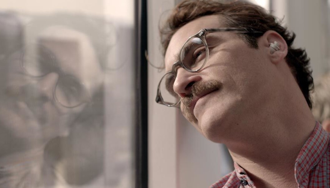 I filmen Her forelsker Theodore (Joaquin Phoenix) seg i en chatbot. – Det som skjedde på film for fem år siden ser vi eksempler på skjer i dagens virkelighet, sier forsker. (Foto: United International Pictures) I filmen Her forelsker Theodore (Joaquin Phoenix) seg i en chatbot. – Det som skjedde på film for fem år siden ser vi eksempler på skjer i dagens virkelighet, sier forsker. (Foto: United International Pictures)