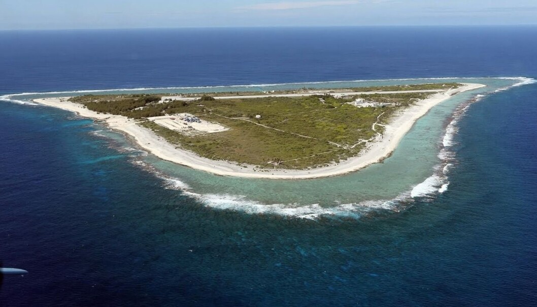Koralløya Minamitori er bare 1 kvadratkilometer stor. Likevel setter den Japan i stand til å legge krav på et nesten 430 000 kvadratkilometer stort havområde i det vestlige Stillehavet. (Foto: Buffalo University) Koralløya Minamitori er bare 1 kvadratkilometer stor. Likevel setter den Japan i stand til å legge krav på et nesten 430 000 kvadratkilometer stort havområde i det vestlige Stillehavet. (Foto: Buffalo University)