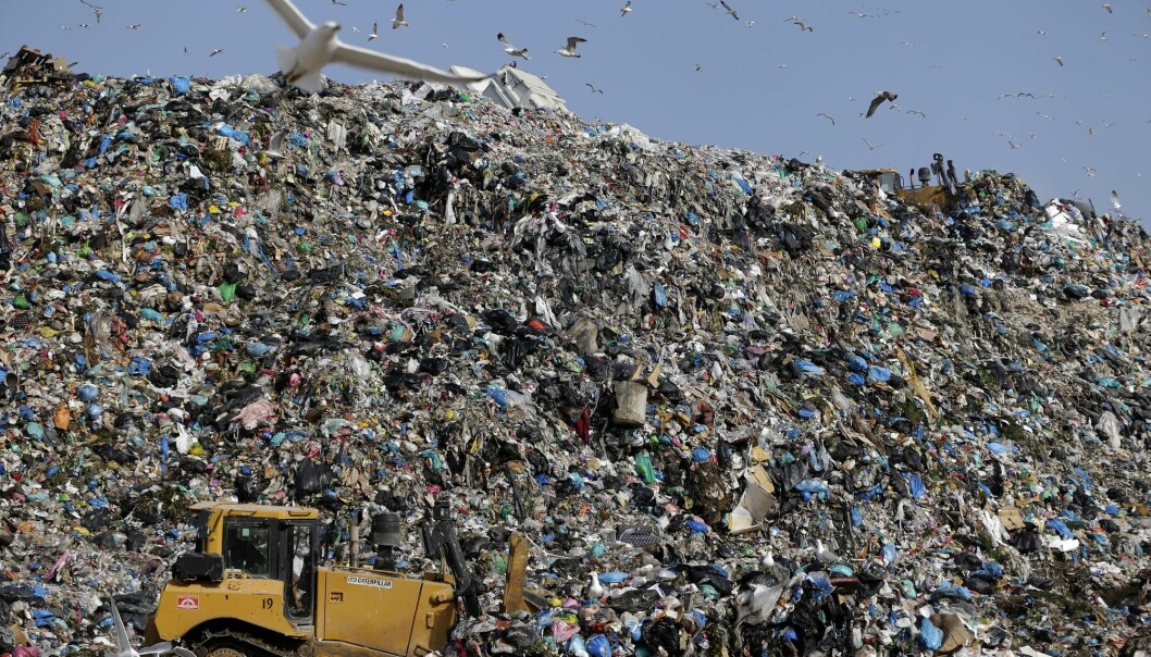 Måker flyr over plast og annet søppel på Hellas' største søppelfylling i utkanten av Aten. (Foto: AP, NTB scanpix)