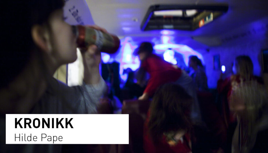 - . Dagens tenåringsforeldre er «tettere på» og har et nærere forhold til barna sine enn før. At slike kjennetegn ved forholdet til foreldrene beskytter mot fyll og høykonsum av alkohol i tenårene, er godt dokumentert fra før, skriver Hilde Pape. (Foto: Kyrre Lien / NTB Scanpix) - . Dagens tenåringsforeldre er «tettere på» og har et nærere forhold til barna sine enn før. At slike kjennetegn ved forholdet til foreldrene beskytter mot fyll og høykonsum av alkohol i tenårene, er godt dokumentert fra før, skriver Hilde Pape. (Foto: Kyrre Lien / NTB Scanpix)