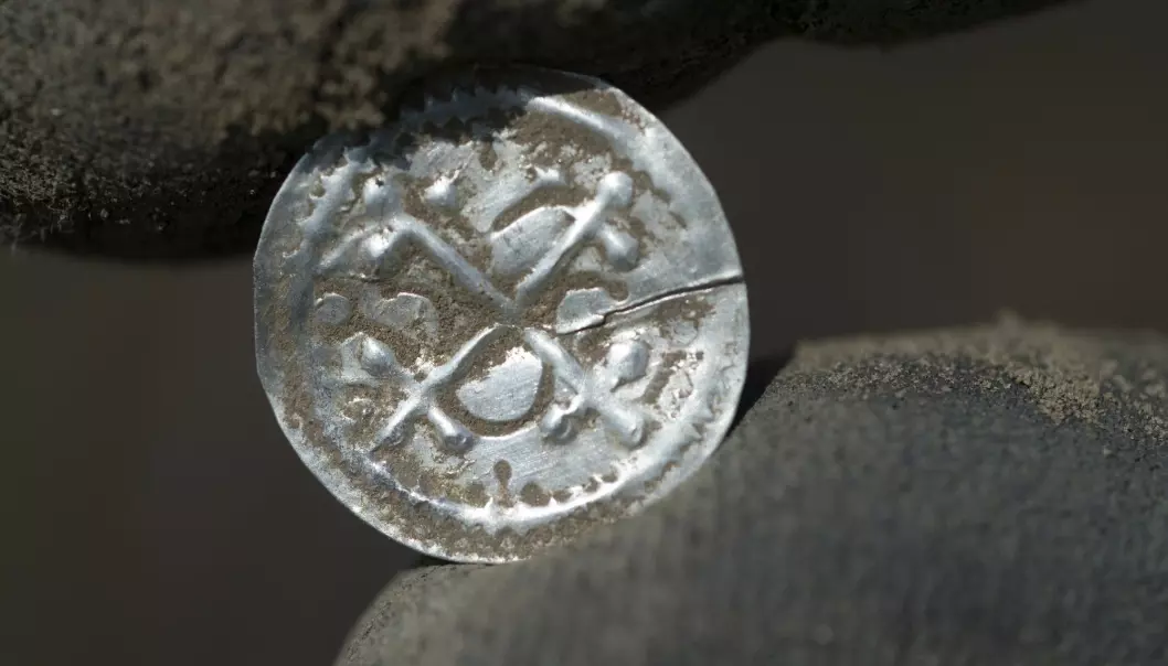 En dansk sølvmynt med opprinnelse fra tiden da kong Harald Blåtann hersket over landet, og som nå er funnet på øya Rügen i Nord-Tyskland. (Foto: Stefan Sauer, dpa via AP,  NTB scanpix)
