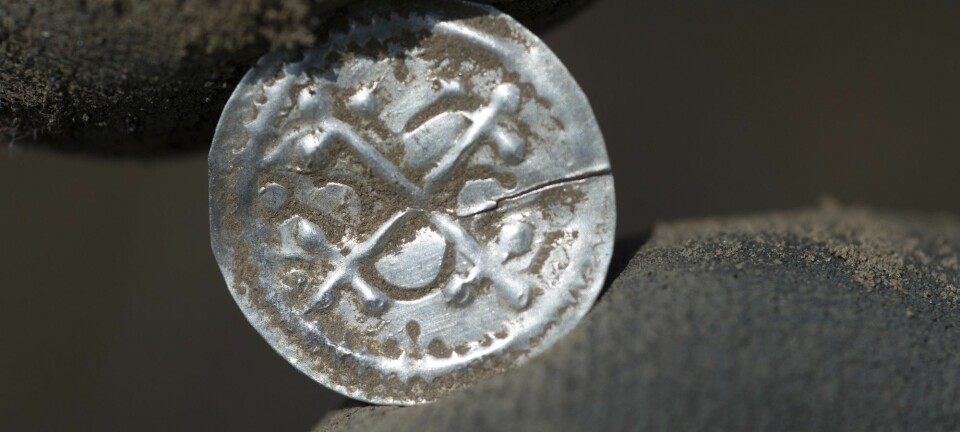 En dansk sølvmynt med opprinnelse fra tiden da kong Harald Blåtann hersket over landet, og som nå er funnet på øya Rügen i Nord-Tyskland. (Foto: Stefan Sauer, dpa via AP,  NTB scanpix)