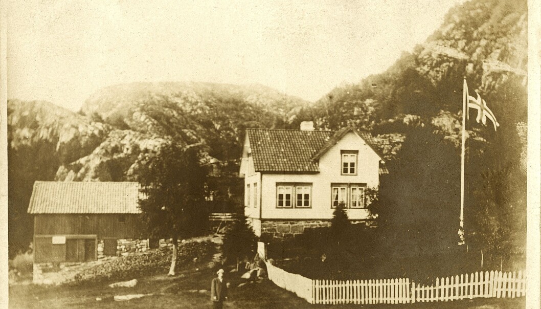 Mange nordmenn har fått et gårdsnavn eller et stedsnavn som etternavn. Bildet viser huset og den nye løa til Hans og Serena Seland, på gården Seland utenfor Flekkefjord. I dag har over 400 personer bosatt på Sørlandet dette etternavnet. (Bilde fra Digitalarkivet) Mange nordmenn har fått et gårdsnavn eller et stedsnavn som etternavn. Bildet viser huset og den nye løa til Hans og Serena Seland, på gården Seland utenfor Flekkefjord. I dag har over 400 personer bosatt på Sørlandet dette etternavnet. (Bilde fra Digitalarkivet)