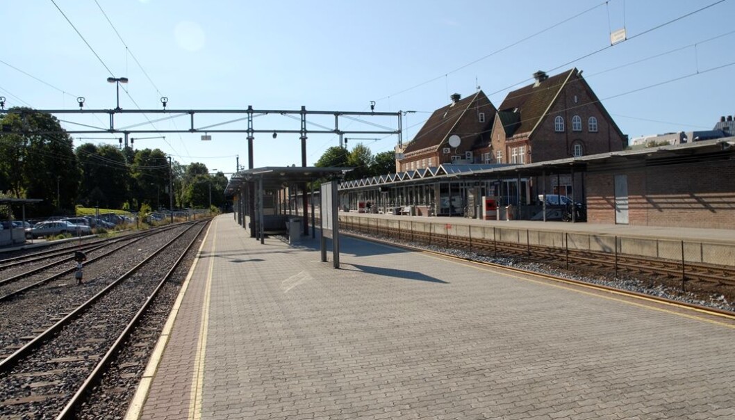 Dagens jernbanestasjon i Tønsberg ligger i sentrum. De tre største partiene i kommunen – Ap, H og Frp – har stilt seg bak ønsket om å flytte den ut av byen når de nye sporene skal legges. (Foto: Bane Nor / Njål Svingheim) Dagens jernbanestasjon i Tønsberg ligger i sentrum. De tre største partiene i kommunen – Ap, H og Frp – har stilt seg bak ønsket om å flytte den ut av byen når de nye sporene skal legges. (Foto: Bane Nor / Njål Svingheim)