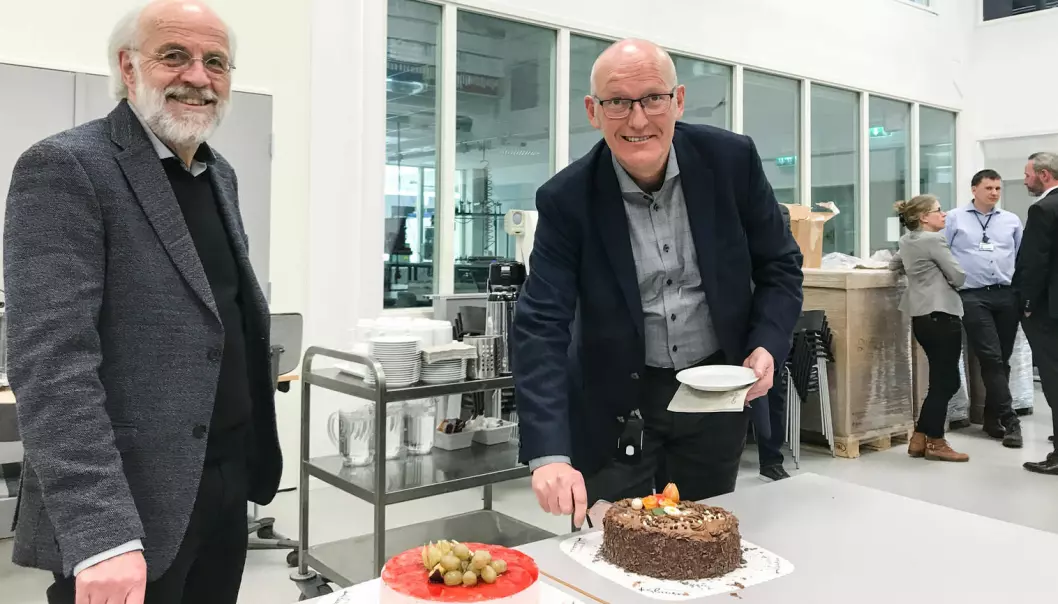 Tradisjonen tro ble ansettelsen av ny FoUI-ekspert markert med kake. Fv: Rektor Petter Aasen og Roar Uttisrud, som fikk ta det første stykket. (Foto: Jan-Henrik Kulberg)