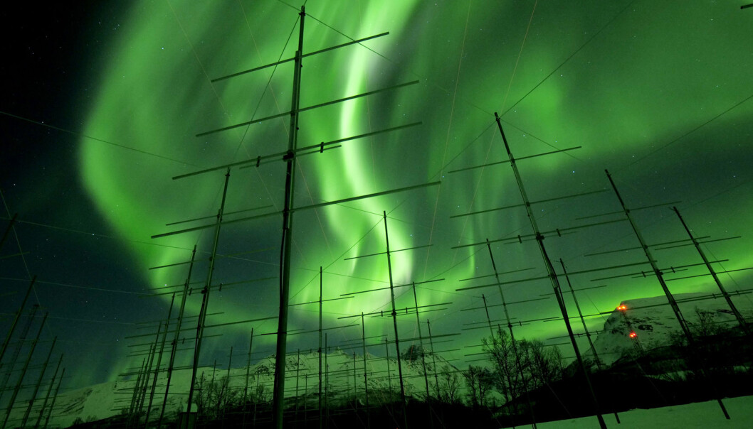 Visste du at jordas magnetfelt styrer solstormen mot polene, og da utløses polarlyset? Dette skjer når plasma eller solvind treffer den øvre atmosfæren i høy fart og treffer hydrogenmolekyler. (Foto: David Jensen) Visste du at jordas magnetfelt styrer solstormen mot polene, og da utløses polarlyset? Dette skjer når plasma eller solvind treffer den øvre atmosfæren i høy fart og treffer hydrogenmolekyler. (Foto: David Jensen)