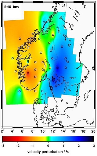 Norge har tynnere jordskorpe enn Sverige: Fra 2009 til 2013 utførte forskere fra flere norske og utenlandske universiteter og forskningsinstitutter prosjektet TopoScandiaDeep, finansiert av Forskningsrådet. Målet var å fravriste mantelen under jordskorpa noen hemmeligheter. Til det brukte forskerne 31 seismometre plassert i Sør-Norge og vestlige deler av Sverige. Bølger ble skutt ned i jordoverflaten og registrert når de kom opp igjen. Slik oppdaget forskerne noe merkelig: Mantelen under Norge er helt forskjellig fra mantelen under Sverige. Den er varmere. Forskerne fikk også bekreftet at mantelen er mye tynnere under den vestlige delen av Sør-Norge og utover på kontinentalsokkelen, slik du ser på bildet. At mantelen er tynnere og varmere under Norge, stemmer med at jordskorpa er strukket. Kan dette forklare hvorfor fjellene våre er kommet opp av bakken? På bildet ser du også hvordan jordskorpa under Sør-Norge henger sammen med kontinentalsokkelen. (Illustrasjon fra TopoScandiaDeeps forskningspublisering) Norge har tynnere jordskorpe enn Sverige: Fra 2009 til 2013 utførte forskere fra flere norske og utenlandske universiteter og forskningsinstitutter prosjektet TopoScandiaDeep, finansiert av Forskningsrådet. Målet var å fravriste mantelen under jordskorpa noen hemmeligheter. Til det brukte forskerne 31 seismometre plassert i Sør-Norge og vestlige deler av Sverige. Bølger ble skutt ned i jordoverflaten og registrert når de kom opp igjen. Slik oppdaget forskerne noe merkelig: Mantelen under Norge er helt forskjellig fra mantelen under Sverige. Den er varmere. Forskerne fikk også bekreftet at mantelen er mye tynnere under den vestlige delen av Sør-Norge og utover på kontinentalsokkelen, slik du ser på bildet. At mantelen er tynnere og varmere under Norge, stemmer med at jordskorpa er strukket. Kan dette forklare hvorfor fjellene våre er kommet opp av bakken? På bildet ser du også hvordan jordskorpa under Sør-Norge henger sammen med kontinentalsokkelen. (Illustrasjon fra TopoScandiaDeeps forskningspublisering)