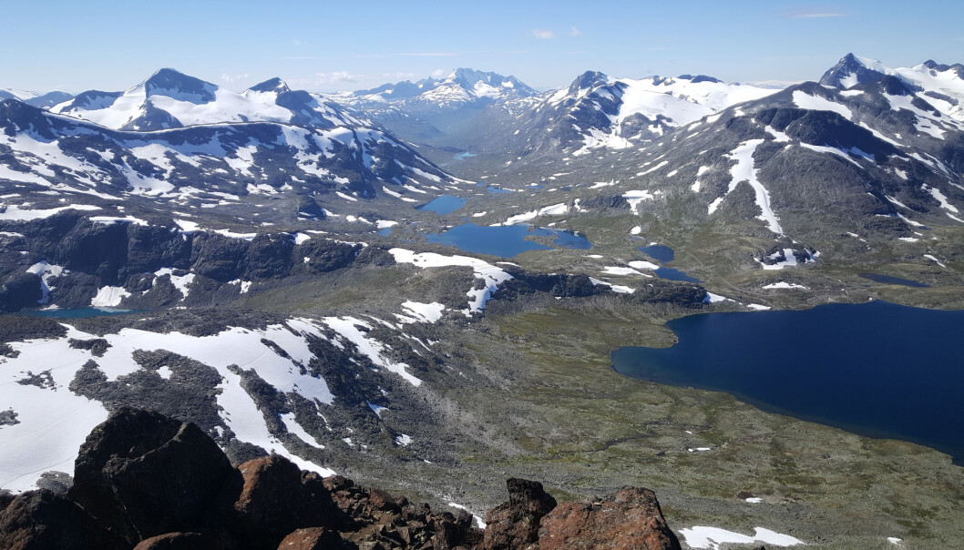 Er de norske fjellene – som Jotunheimen – egentlig hele 400 millioner år gamle? Ikke bare 20 millioner år, slik den rådende hypotesen har vært helt siden 1800-tallet. Er norske fjell så steingamle så stemmer det med at de er dannet på akkurat samme måte som Alpene, Himalaya og Andesfjellene – ved at tektoniske plater støter sammen. Den gangen lå nemlig Norge over en sprekk der to plater kolliderte. Men er hypotesen riktig, må den også forklare hvordan norske fjell kan ha overlevd 400 millioner år uten å ha forsvunnet på grunn av erosjonen. En slik mulig forklaring ligger i hypotesen om isostatisk oppdrift. Den handler kort fortalt om at etter hvert som fjellene eroderer, så blir de sakte med sikkert lettere. Når fjellene blir lettere, dyttes de år for år litt opp av bakken igjen. Slik kan norske fjell ha overlevd i 400 millioner år. (Foto: TellyVision / Shutterstock / NTB scanpix) Er de norske fjellene – som Jotunheimen – egentlig hele 400 millioner år gamle? Ikke bare 20 millioner år, slik den rådende hypotesen har vært helt siden 1800-tallet. Er norske fjell så steingamle så stemmer det med at de er dannet på akkurat samme måte som Alpene, Himalaya og Andesfjellene – ved at tektoniske plater støter sammen. Den gangen lå nemlig Norge over en sprekk der to plater kolliderte. Men er hypotesen riktig, må den også forklare hvordan norske fjell kan ha overlevd 400 millioner år uten å ha forsvunnet på grunn av erosjonen. En slik mulig forklaring ligger i hypotesen om isostatisk oppdrift. Den handler kort fortalt om at etter hvert som fjellene eroderer, så blir de sakte med sikkert lettere. Når fjellene blir lettere, dyttes de år for år litt opp av bakken igjen. Slik kan norske fjell ha overlevd i 400 millioner år. (Foto: TellyVision / Shutterstock / NTB scanpix)