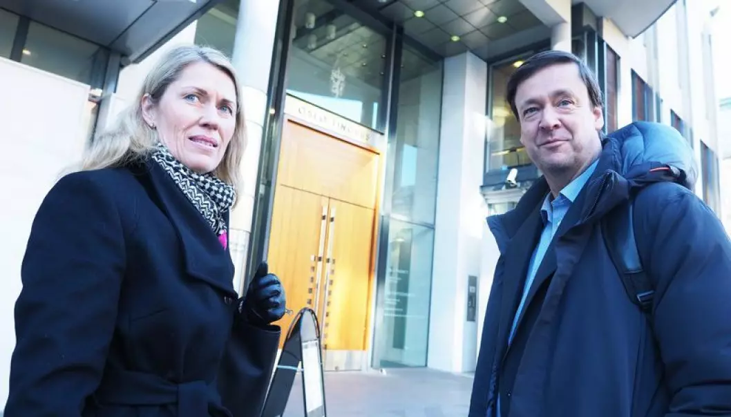 Tidlegare UiO-forskar Birgitte Moesgaard Henriksen møtte opp saman med advokaten sin, John Christian Elden då meklinga starta opp i Oslo tingrett torsdag. (Foto: Ola Sæther)